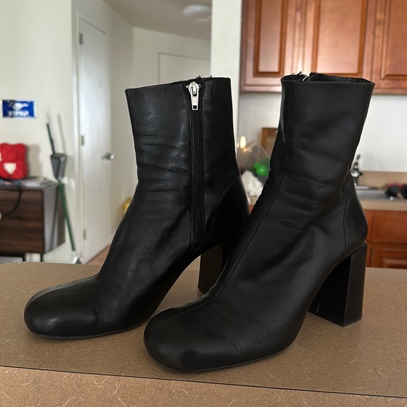 Zara HEELED ROUND TOE ANKLE BOOTS
Black 1/1191/810/040/38  sz 7.5 - Picture 2 of 10